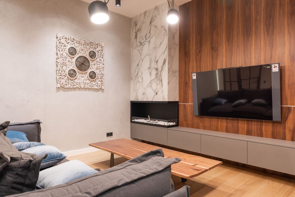 Een modern interieur met een tv paneel bij een stijlvolle TV-kast, perfect voor een sfeervolle woonkamer.