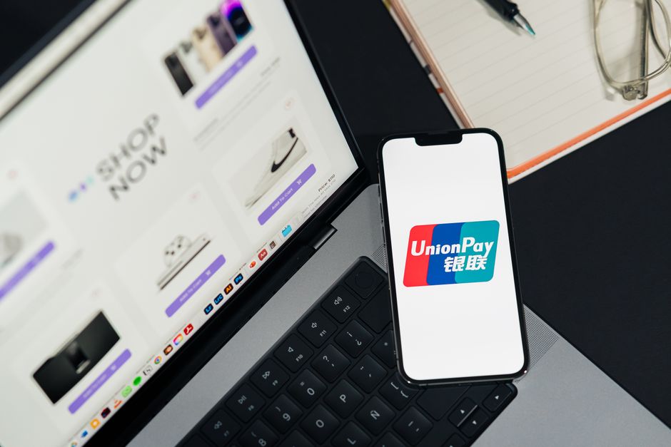 Een zakelijke professional die gebruikmaakt van een digitaal betaalplatform voor efficiënte financiële transacties.